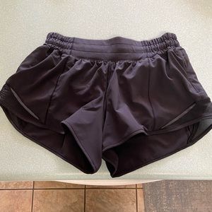 Lululemon black hotty-hot shorts 2.5 inseam